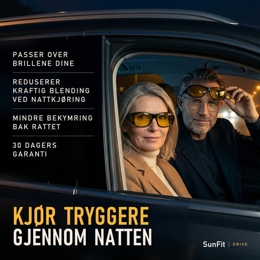 Kjør tryggere gjennom natten - par i bilen en kveld, han løfter SunFit Drive over sine egne briller og hun har på seg sine gule nattkjøringsglass